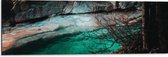 WallClassics - Dibond - Groen Water Langs de Rotswand - 90x30 cm Foto op Aluminium (Wanddecoratie van metaal)