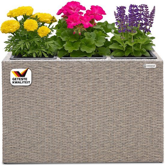 Beige plantenbak met vlechtstructuur, gevuld met gele, roze en paarse bloemen. Met Duitse kwaliteitssticker.