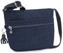 Donkerblauwe Kipling schoudertas met twee ritsvakken aan de voorkant en een aap sleutelhanger.