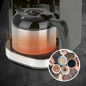 Zwart en roestvrijstalen koffiezetapparaat met warme kan. Inzet met vier koffiekopjes.