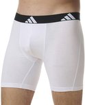 Wit boxerhort met zwarte band met witte Adidas logo's, gedragen door een model.