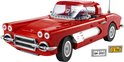 Gedetailleerde LEGO Chevrolet Corvette cabriolet in het rood met witte zijkanten en een transparante voorruit. Kentekenplaten Michigan en California.