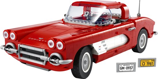 Gedetailleerde LEGO Chevrolet Corvette cabriolet in het rood met witte zijkanten en een transparante voorruit. Kentekenplaten Michigan en California.