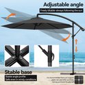 Zwarte parasol met verstelbare hoek, stabiele basis en cranksysteem.