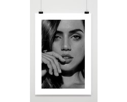 Ana de Armas Poster - Zwart Wit - Portret - Film - Actrice - Hollywood - posters - formaat 30x40cm - Wanddecoratie - BXS3119 - Met Witte Rand - passe-partouts stijl