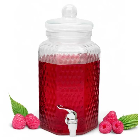 Glazen drankdispenser met honingraatstructuur, gevuld met rode drank, met frambozen ernaast.
