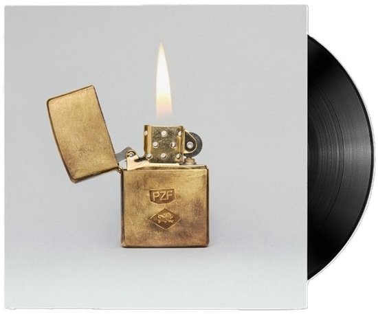 Zwarte vinyl LP hoes met op de voorkant een brandende gouden Zippo-aansteker met 'PZF' erop.