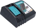 Zwarte Makita DC18RC lader met turquoise laadmechanisme, schuin van voren gezien.