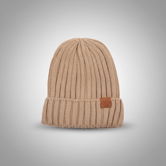 Un bonnet tricoté beige uni avec une étiquette en cuir sur le côté.