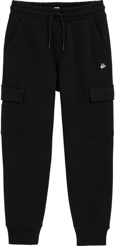 Zwarte joggingbroek met cargozakken, trekkoord en een klein wit logo op de linker dij.
