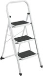 Wit, inklapbaar huishoudtrapje met 3 zwarte, antislip treden en een handvat.