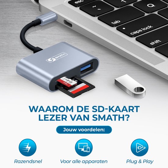 Een zilveren Smath kaartlezer aangesloten op een laptop toetsenbord, met een SD kaart en USB-stick. Toont logo's voor snelheid, compatibiliteit en plug & play.