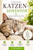 Close-up van een slapende grijze cyperse kat met gesloten ogen op een gebreide deken. Tekst: "KATZEN- senioren".