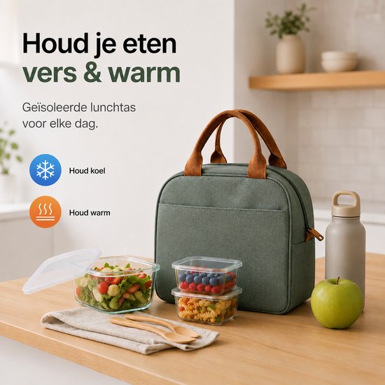 Groene lunchtas met bruine handvatten, naast de tas staan twee bakjes met salade en bosbessen, een appel en een thermosfles.