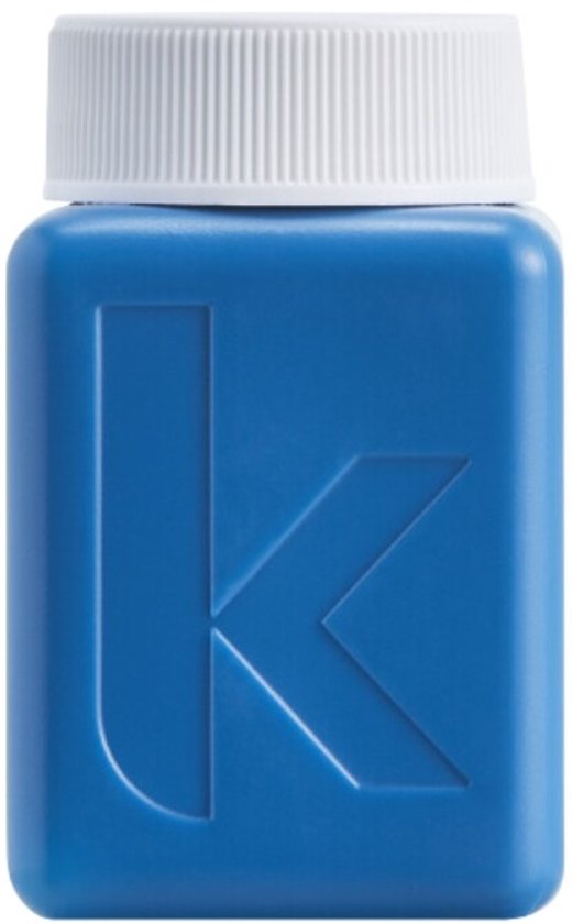Petit flacon bleu avec bouchon blanc. Le flacon présente un grand logo K sur le devant.