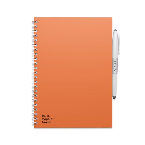 Orange notitieboek met spiraalbinding en een witte pen ernaast, op een witte achtergrond.