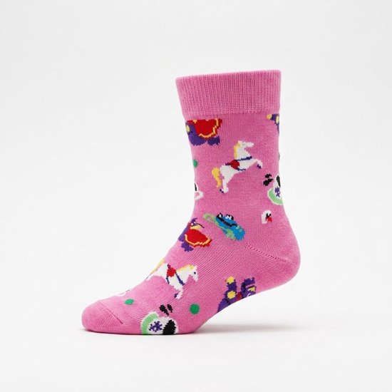 Roze sokken met een print van unicorns, draaimolens, en carrouselpaarden.
