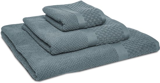 Pile de trois serviettes bleu glacier avec une subtile texture popcorn et une bordure décorative.