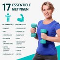 Vrolijke vrouw met sportkleding die turquoise dumbbells vasthoudt, met tekst over 17 essentiële metingen zoals lichaamsvet en spiermassa.