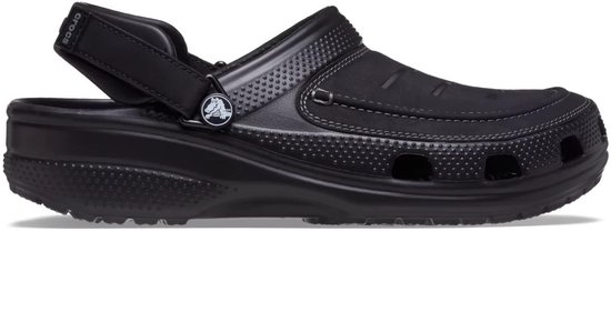 Zwarte Crocs klomp met witte stiksels en rubberen zool.