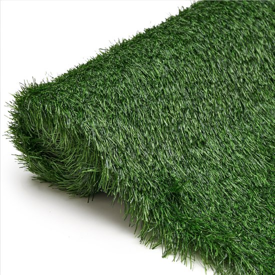Een rol donkergroen kunstgras met korte sprieten op een witte achtergrond.