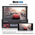 Mirror Link functie met raceauto's op het scherm, gespiegeld op smartphone.