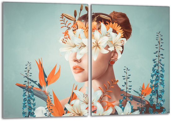 Een tweekoppig schilderij toont een vrouwelijk portret, bedekt met witte en oranje bloemen. Ze draagt een rode oorbel.