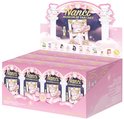 Doos van Nanci Museum of Fantasy poppen in het roze met een klok.