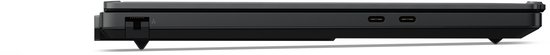 Zijkant van een gesloten zwarte Lenovo Legion laptop met USB-C poorten.