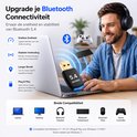 Een man met koptelefoon gebruikt een laptop, met Sounix Bluetooth 5.4 adapter, toetsenbord en controller.