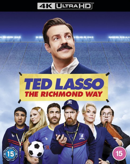 De cast van Ted Lasso staat met een voetbal op de voorgrond, met Ted Lasso zelf bovenaan de poster.