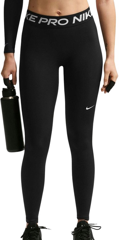 Zwarte Nike Pro leggings met 'KE PRO NIK' op de tailleband en een Nike swoosh op de zijkant.