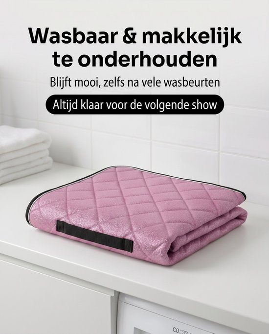 Gevouwen lichtroze glitter zadeldek op een wastafelblad.
