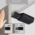 Hand duwt een zwarte, zware magneetgrendel op een kastdeur, 'close' en 'open' posities.