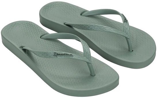 Lichtgroene Ipanema teenslippers met golvend patroon op de zool en merknaam.