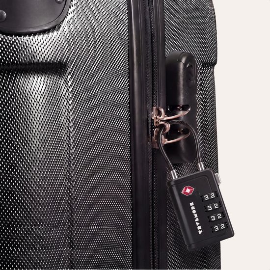 Zwart, 4-cijferig TSA-goedgekeurd kofferslot met flexibele kabel, bevestigd aan de ritssluiting van een zwarte koffer.