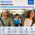 Famille dans la voiture, enfant jouant sur une tablette avec un casque.