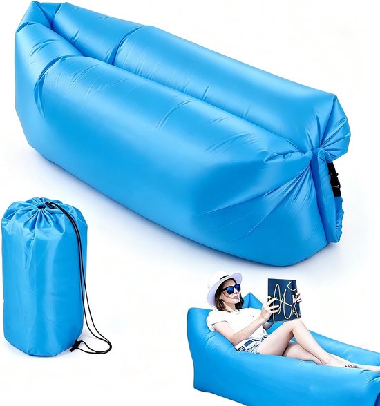 Blauwe lucht Lounger met opblaasbare tas. Vrouw leest op blauwe lucht Lounger met witte hoed op.