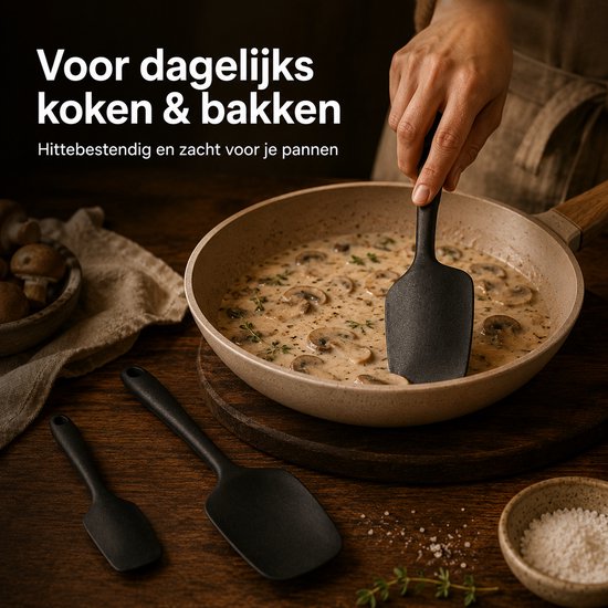 Une spatule noire dans une poêle contenant une sauce crème aux champignons. Deux spatules plus petites sont à côté sur un fond en bois.