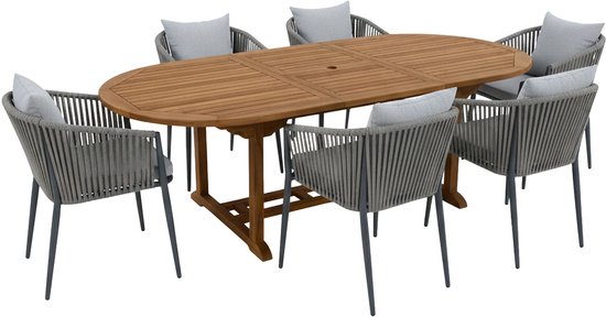 Ovale houten eettafel met zes grijze gevlochten stoelen, een tuinset.