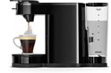 Zwarte Senseo koffiezetapparaat, die een kopje koffie zet. Transparante waterreservoir met schaalverdeling.