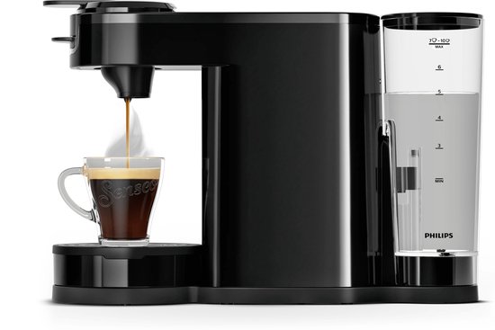 Zwarte Senseo koffiezetapparaat, die een kopje koffie zet. Transparante waterreservoir met schaalverdeling.