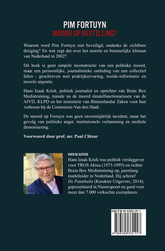 Achterzijde boek met tekst en foto van Hans Izaak Kriek met bril, zittend.