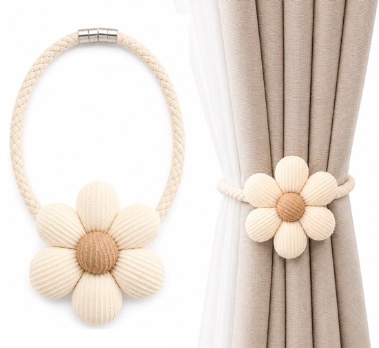 Attache de rideau beige avec détail de fleur sur un rideau beige