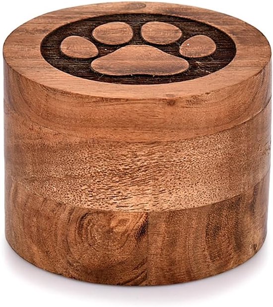 Houten urn met pootafdruk op de deksel.
