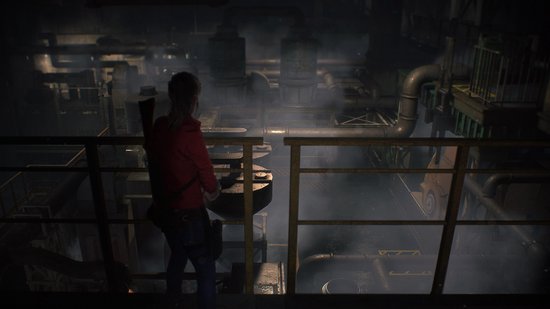 Claire met rode jas kijkt uit over een industriële ruimte met pijpen en stoom.