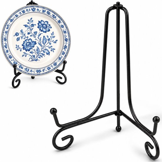 Zwarte metalen bordenstandaard met sierlijk gebogen pootjes. Een bord met blauwe bloemenprint staat erop.