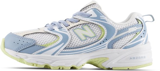 Witte sneaker met lichtblauwe en limegroene accenten, grijs met blauwe veters en een witte zool.