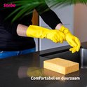 Gele Sorbo huishoudhandschoenen om een gootsteen met spons in een aanrecht.