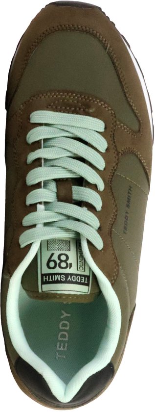 Bovenaanzicht van een groene sneaker met mintgroene veters en 'Teddy Smith 68' op de binnenzool.